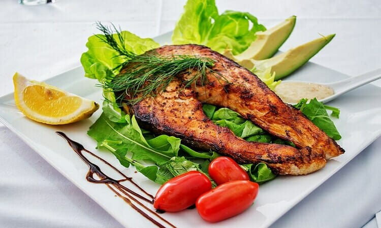 سمك السالمون الغني بالأوميجا 3 وجبة مثالية لتخسيس البطن في البيت